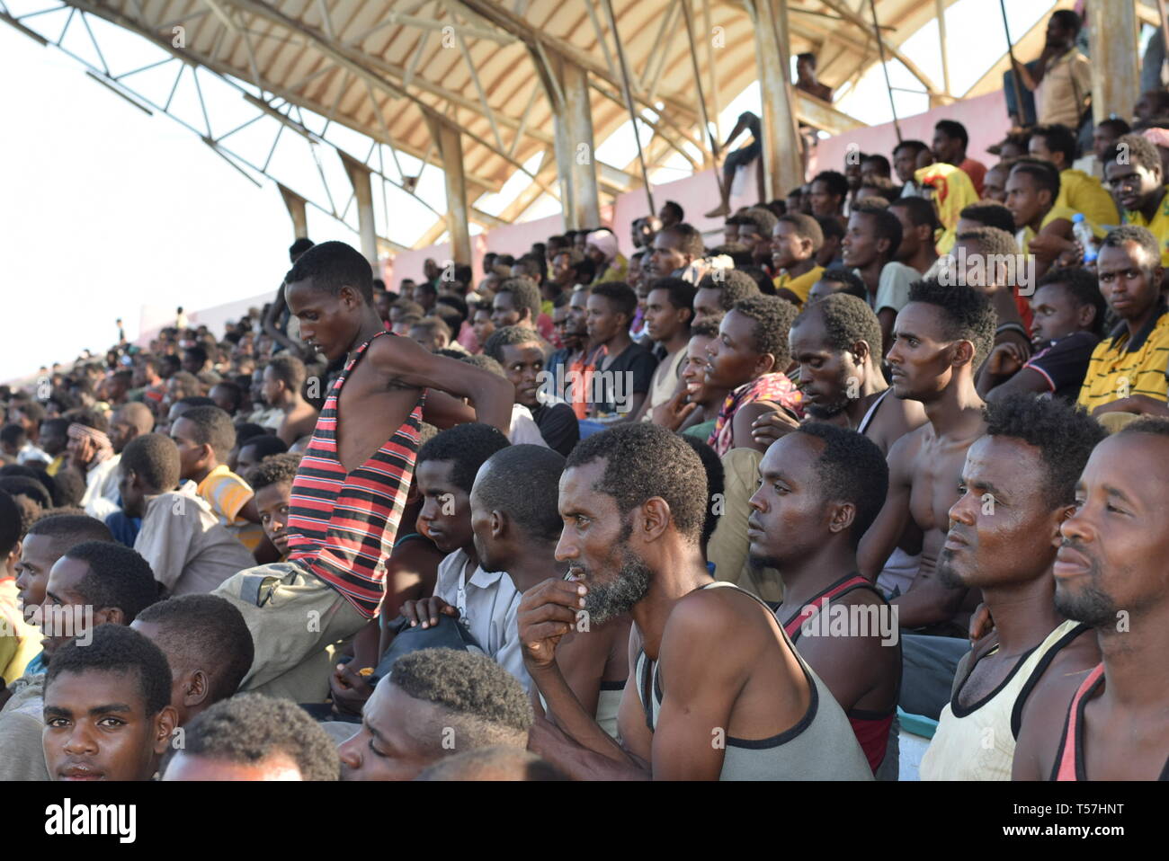 D'Aden, au Yémen. 22 avr, 2019. Les migrants africains illégaux détenus par les autorités locales de sécurité sont vus à un stade et attendre d'être transférés dans leur pays, dans la ville d'Aden, Yémen, le 22 avril 2019. Des centaines de migrants africains illégaux continuent à affluer en plusieurs provinces yéménites du sud malgré le conflit militaire en cours en cours dans le pays arabe ravagé par la guerre. Credit : Murad Abdo/Xinhua/Alamy Live News Banque D'Images