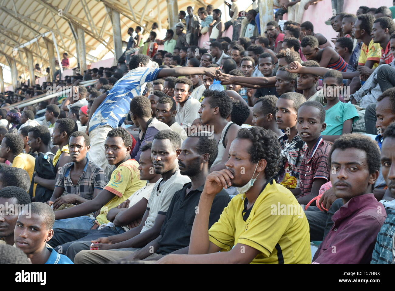 D'Aden, au Yémen. 22 avr, 2019. Les migrants africains illégaux détenus par les autorités locales de sécurité sont vus à un stade et attendre d'être transférés dans leur pays, dans la ville d'Aden, Yémen, le 22 avril 2019. Des centaines de migrants africains illégaux continuent à affluer en plusieurs provinces yéménites du sud malgré le conflit militaire en cours en cours dans le pays arabe ravagé par la guerre. Credit : Murad Abdo/Xinhua/Alamy Live News Banque D'Images