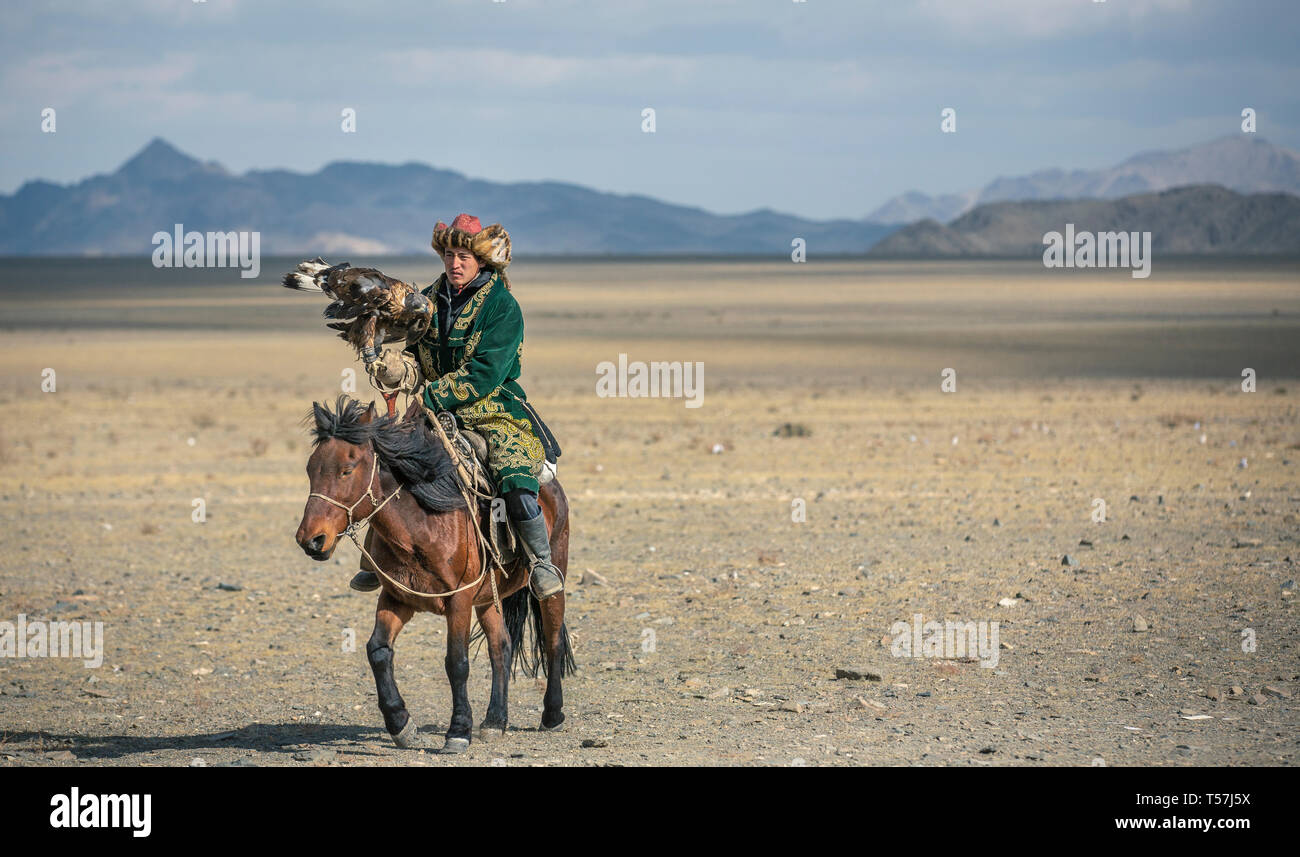 Bayan Ulgii, Mongolie, 3 octobre 2015 : kazakh eagle hunter dans un paysage de l'ouest de la Mongolie Banque D'Images