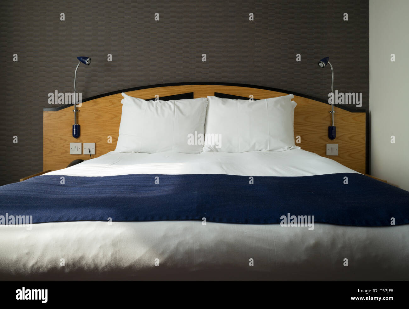 Des lit double avec oreillers, draps et literie à Holiday Inn Express, avec  la lumière du soleil diffusée à partir de la fenêtre à proximité Photo  Stock - Alamy