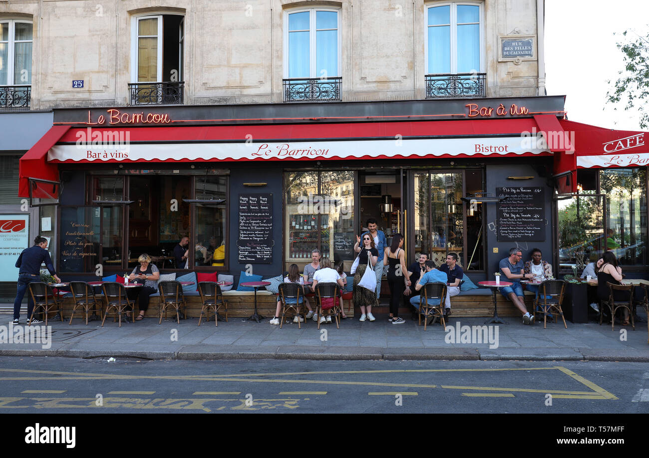 Le café traditionnel français Barricou situé sur boulevard Beaumarchais , Paris, France. Banque D'Images
