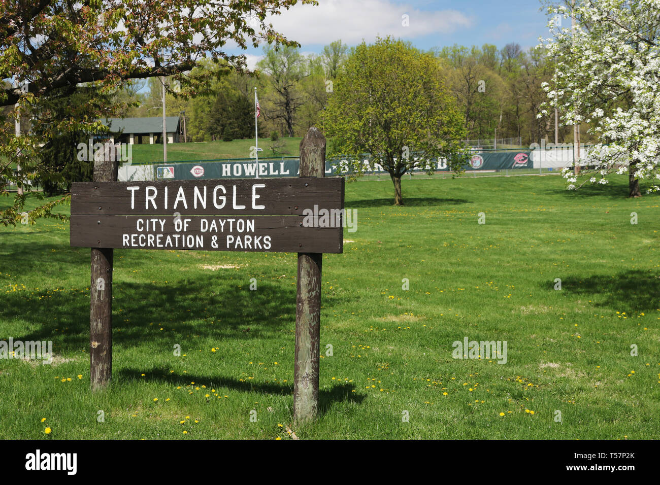 Triangle park signe. Le site de la première partie de football NFL est maintenant le terrain de baseball Howell en Triangle Park, Dayton, Ohio, USA. Marque Historique de l'Ohio Banque D'Images