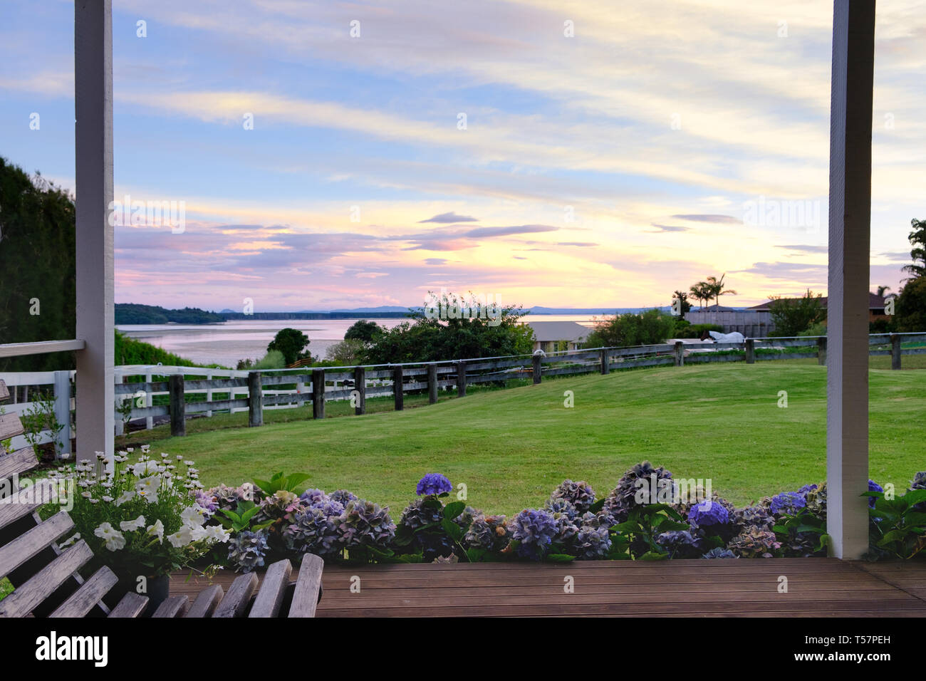 Vue depuis la maison au coucher du soleil, porche Athenree, Bay of Plenty, île du Nord, Nouvelle-Zélande Banque D'Images