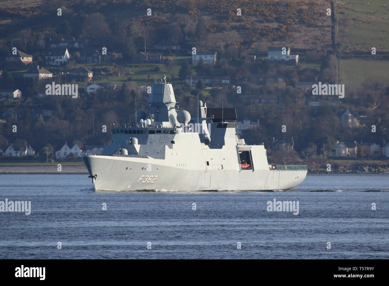 KDM Peter Willemoes (F362), une frégate de classe Iver Huitfeldt exploités par la Marine royale danoise, passant au cours de l'exercice Joint Warrior Gourock 19-1. Banque D'Images