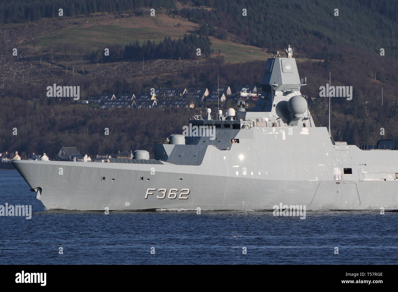 KDM Peter Willemoes (F362), une frégate de classe Iver Huitfeldt exploités par la Marine royale danoise, passant au cours de l'exercice Joint Warrior Gourock 19-1. Banque D'Images