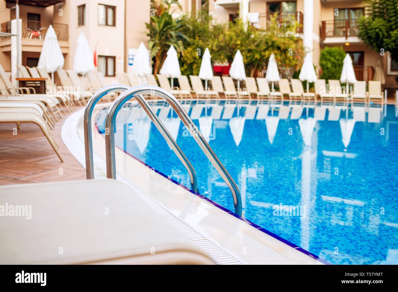 Belle vue sur piscine et salons bleu près de l'hôtel. Banque D'Images