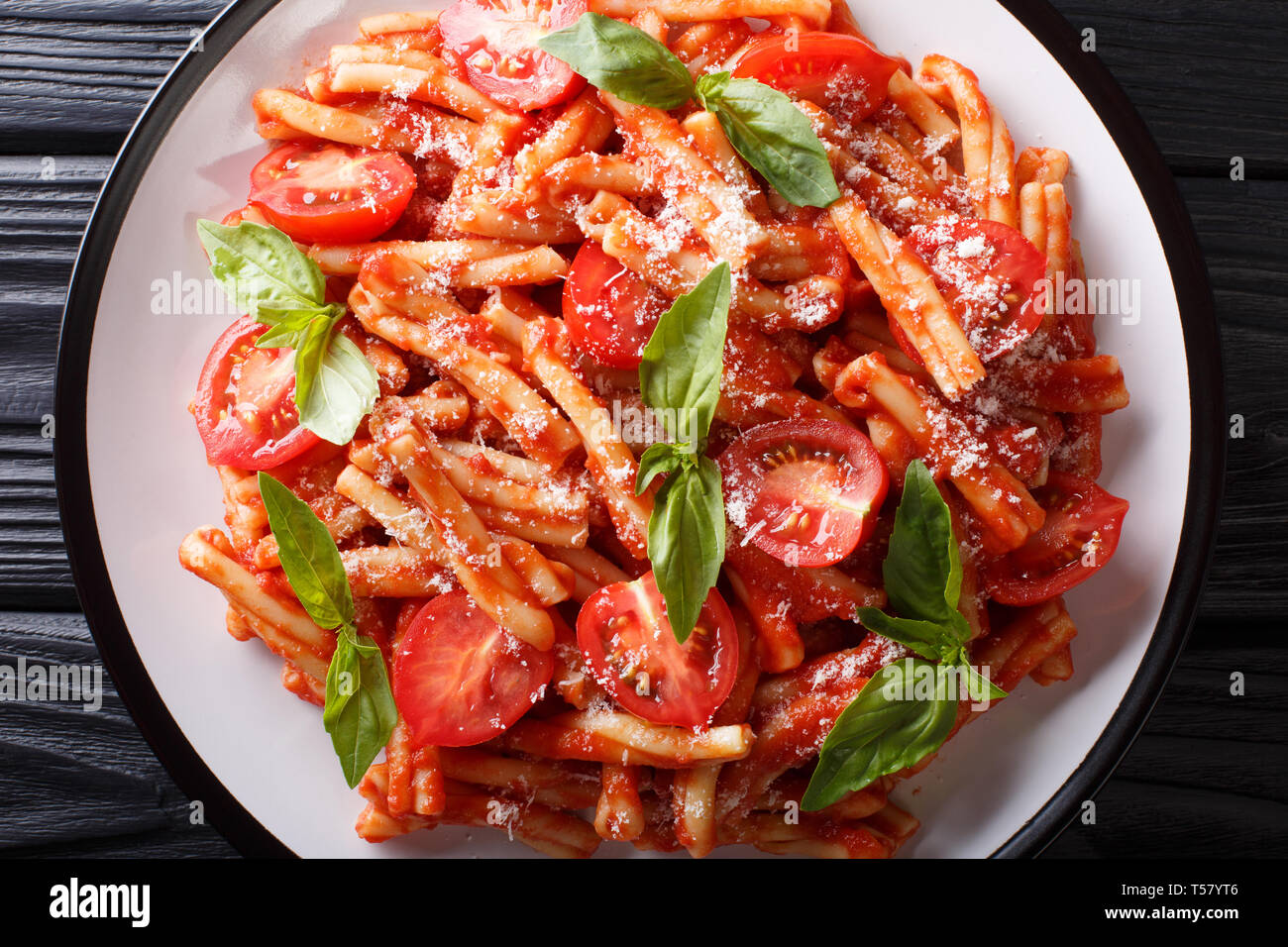 Une cuisine italienne classique, recettes de pâtes avec sauce tomate,  basilic et parmesan close-up sur une plaque sur la table. haut horizontale  Vue de dessus Photo Stock - Alamy