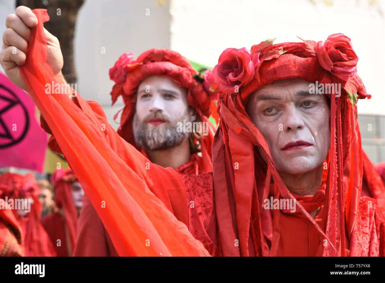 Sang de l'Extinction du groupe théâtral. Rébellion d'extinction des militants, le changement climatique, de protestation Place du Parlement, Londres. UK Banque D'Images