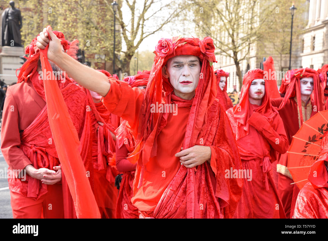 Sang de l'Extinction du groupe théâtral. Rébellion d'extinction des militants, le changement climatique, de protestation Place du Parlement, Londres. UK Banque D'Images