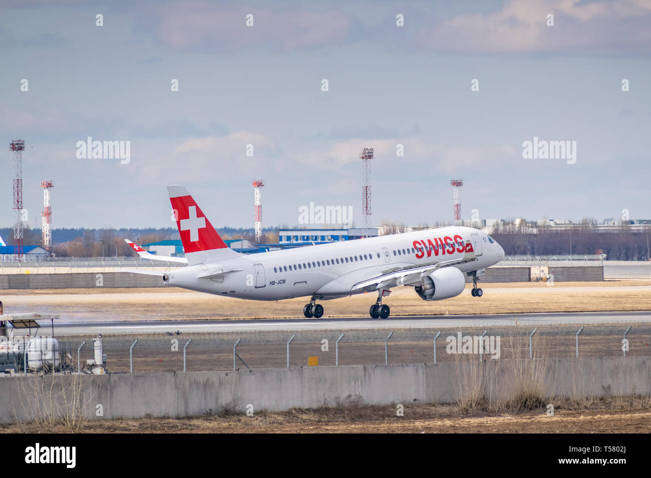 Kiev, Ukraine - le 17 mars 2019 - Bombardier CS300 de SwissAir (Airbus A220) en courte finale, l'atterrissage à l'aéroport Banque D'Images