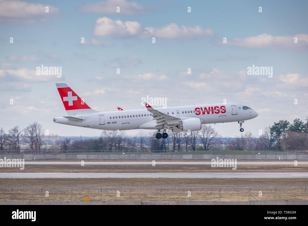 Kiev, Ukraine - le 17 mars 2019 - Bombardier CS300 de SwissAir (Airbus A220) en courte finale, l'atterrissage à l'aéroport Banque D'Images