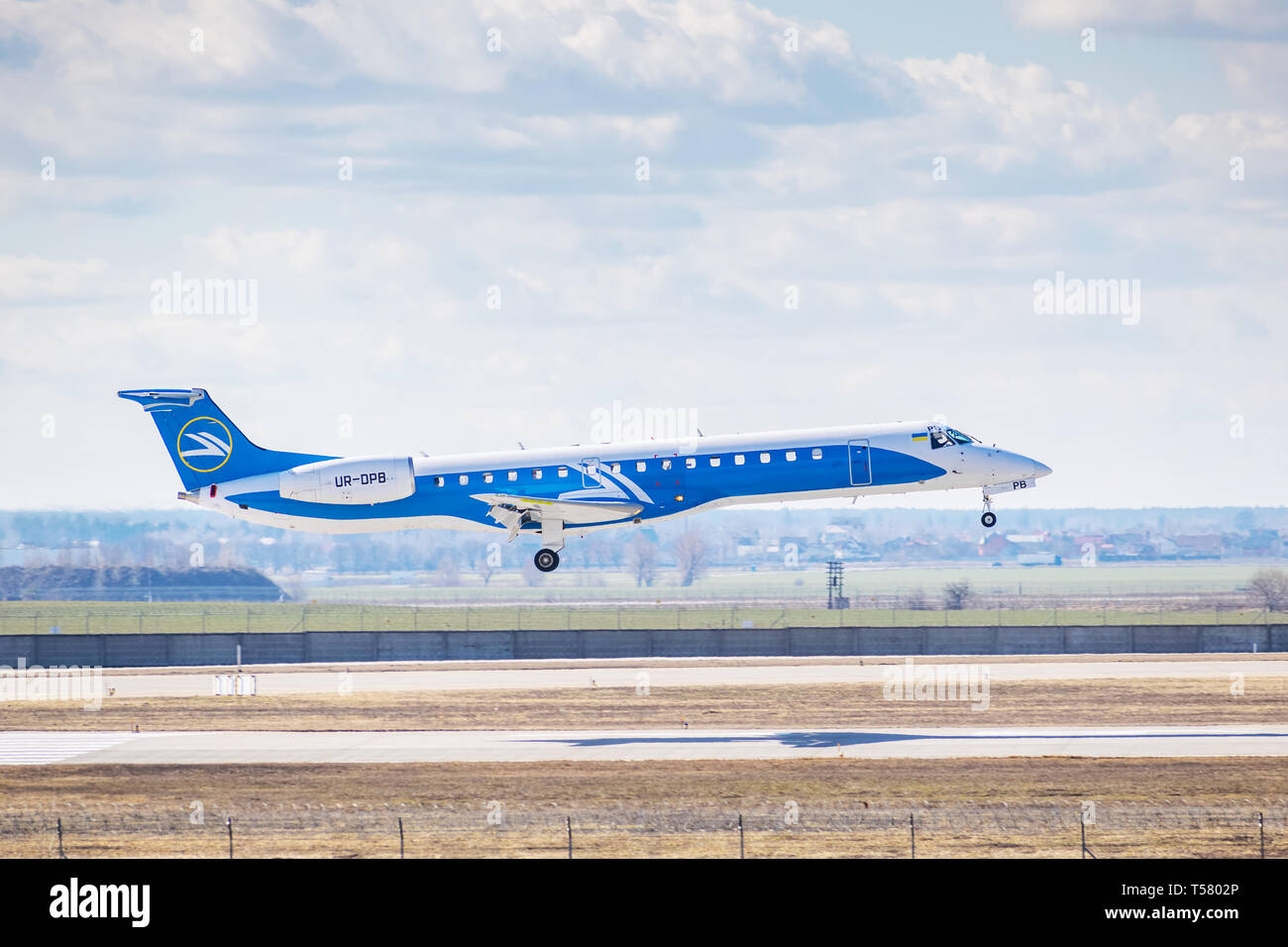 Kiev, Ukraine - le 17 mars 2019 : Embraer ERJ-145 en courte finale, l'atterrissage à l'aéroport Banque D'Images