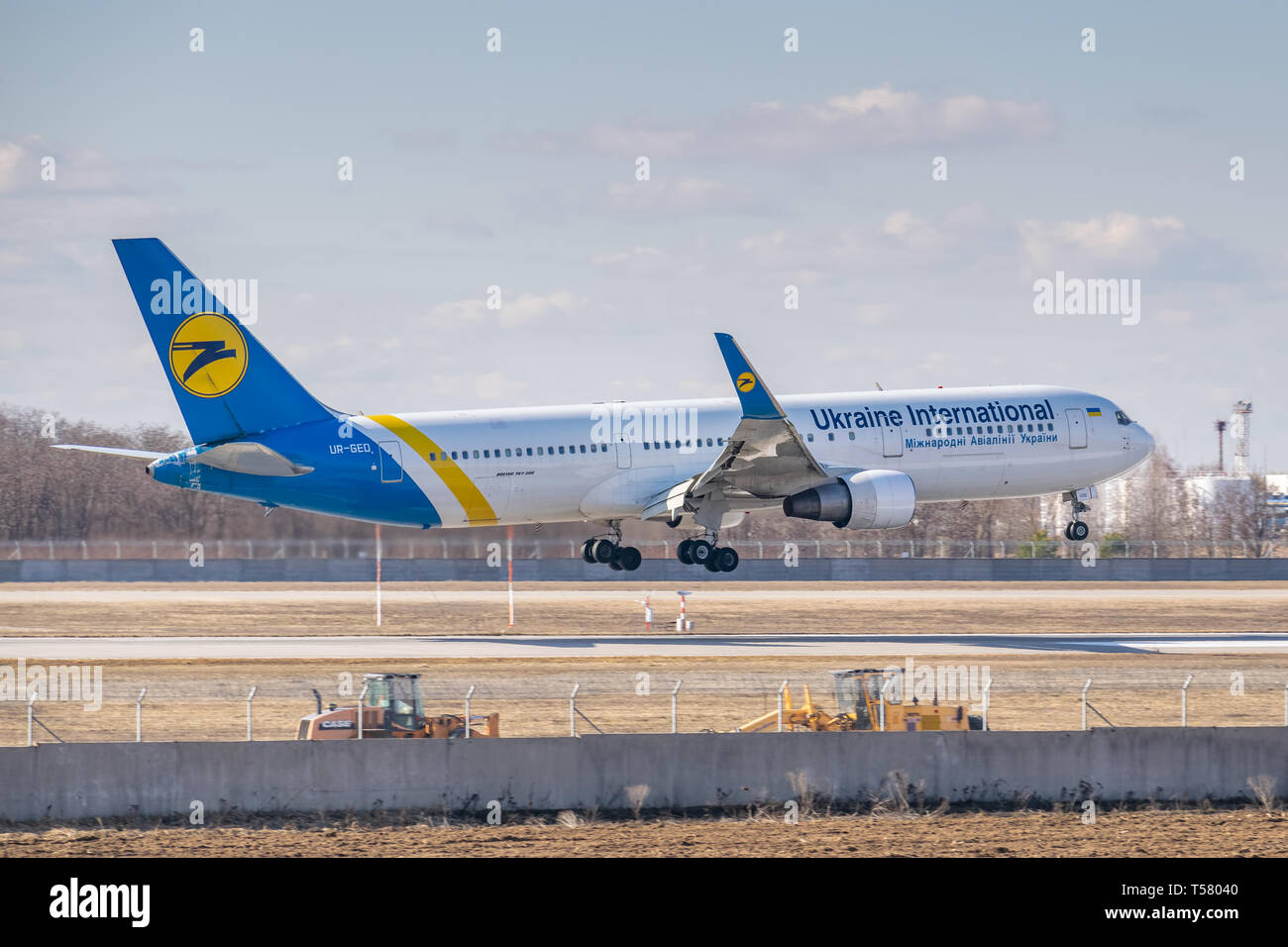 Kiev, Ukraine - le 17 mars 2019 : l'Ukraine International Airlines Boeing B767 en courte finale, l'atterrissage à l'aéroport Banque D'Images