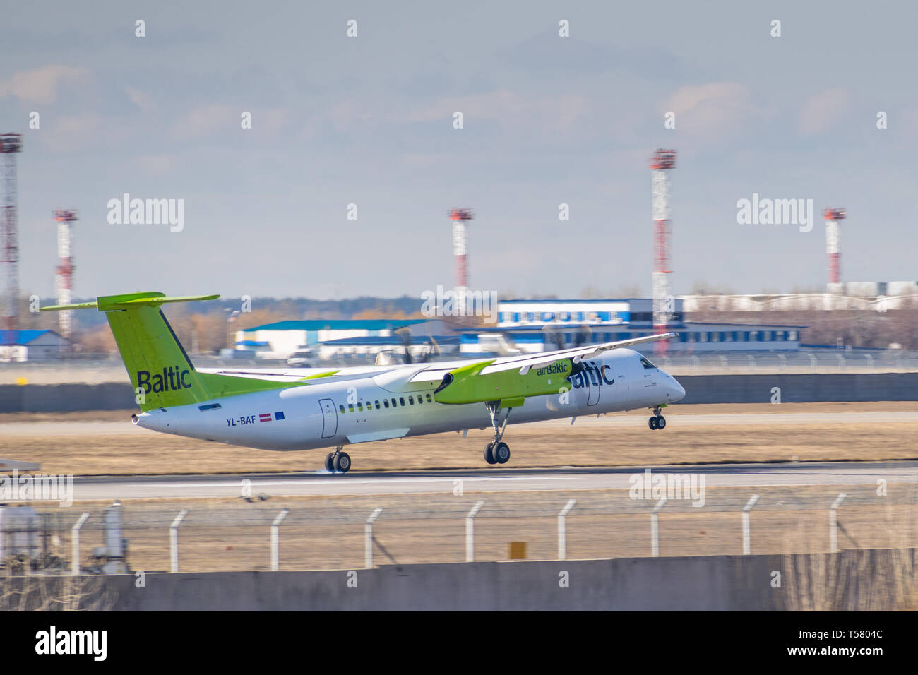 Kiev, Ukraine - le 17 mars 2019 : Air Baltic De Havilland Canada DHC-8-400 le roulage vers la piste de l'aéroport Banque D'Images