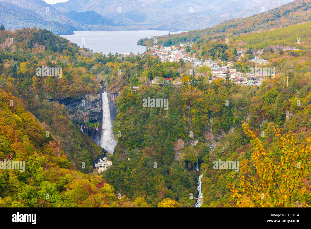 Chutes Kegon et le lac Chuzenji en vue d'automne à Akechidaira station téléphérique, Nikko, Japon. Banque D'Images