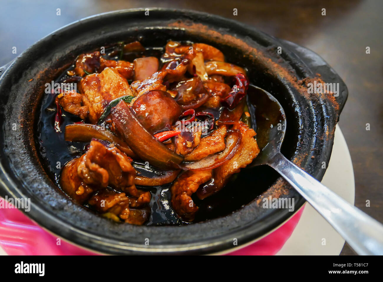Kung Po est un porc épicé, sauté de porc chinois plat composé de piment, légumes et sauce. Banque D'Images