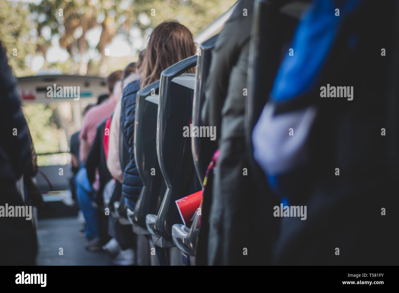 Barcelone, Espagne. 13 avril 2019. Vue sur les rues et les touristes du haut d'un bus, un moyen très populaire pour les touristes à la découverte de la ville. Banque D'Images