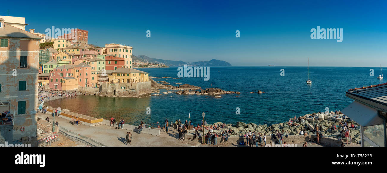 Panorama de personnes sur la promenade de bord de mer, Boccadasse, Riviera Italienne, ligurie, italie sur une journée de ciel bleu ensoleillé avec bâtiments colorés overlookin Banque D'Images