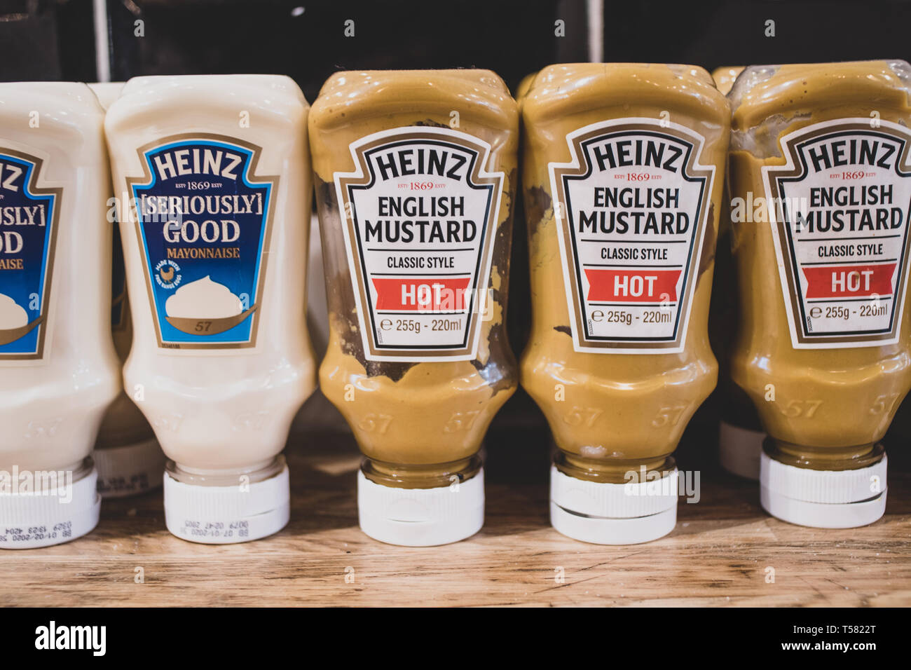Bouteilles de sauces Heinz sur l'affichage de l'aéroport Luton de Londres restaurant pour la consommation par les voyageurs. Banque D'Images