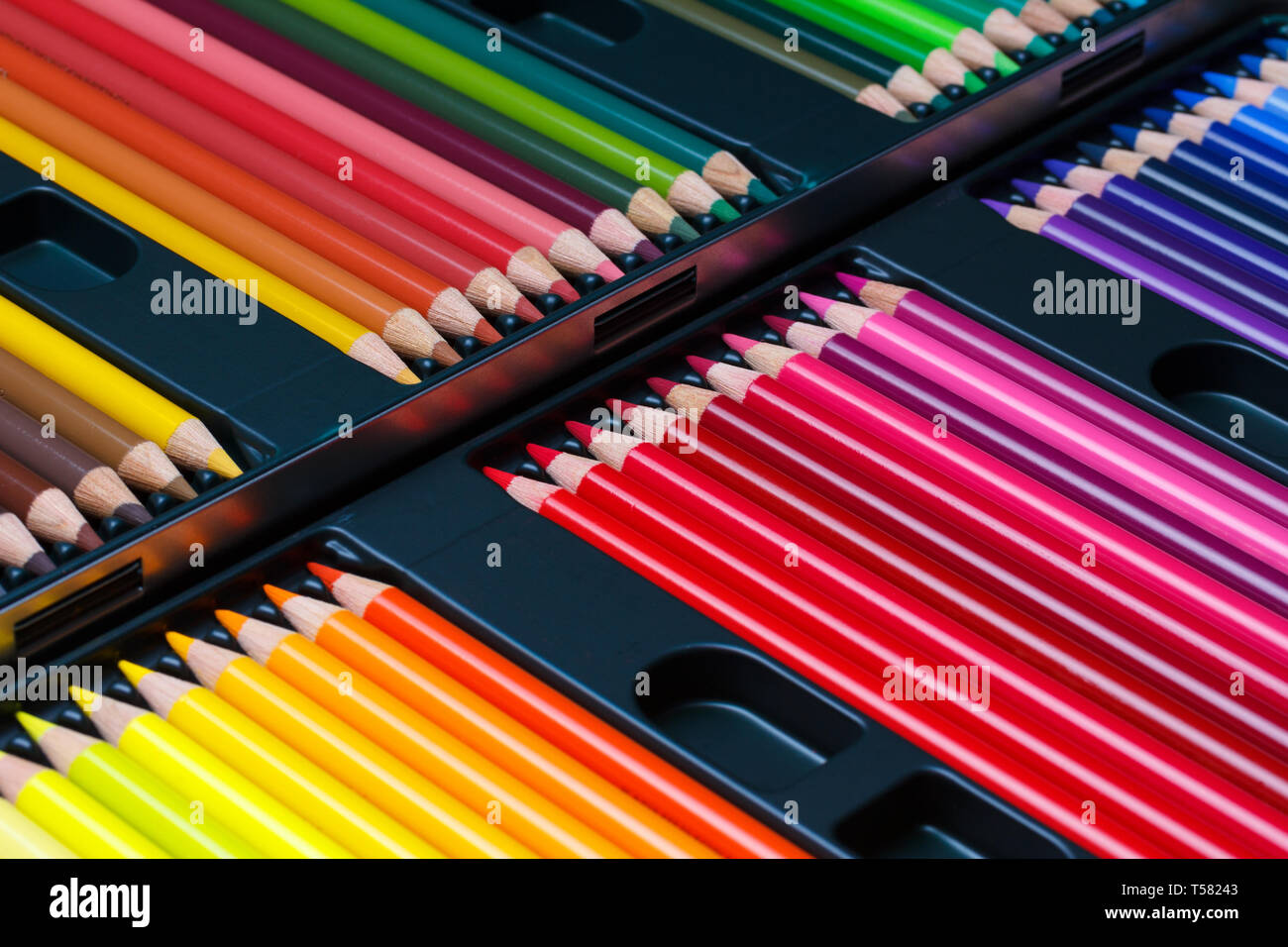 Crayons de couleur dans la case Banque D'Images