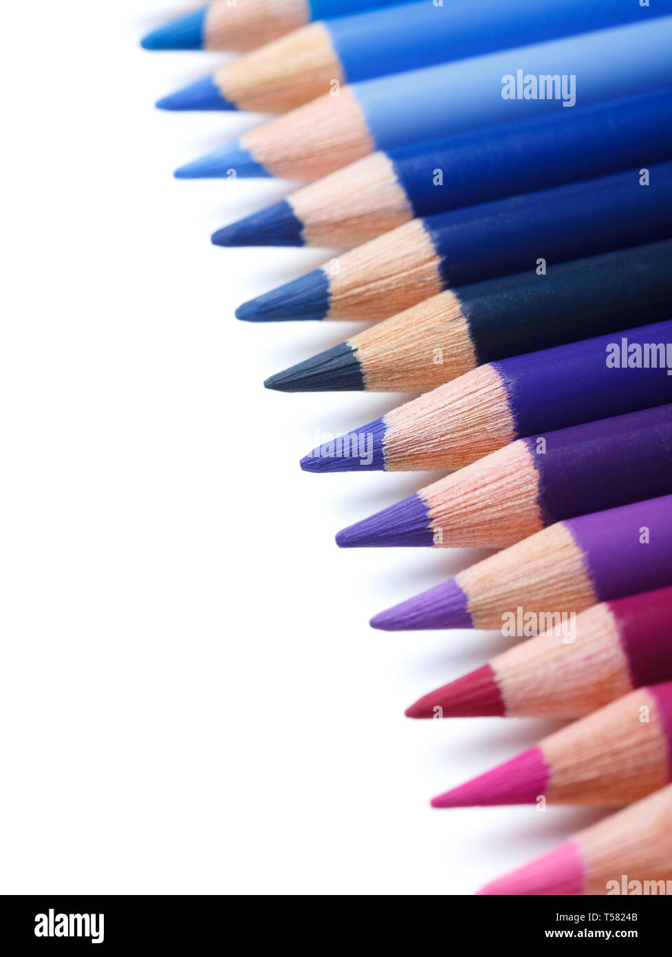 Crayons de couleur dans une rangée, isolated on white Banque D'Images