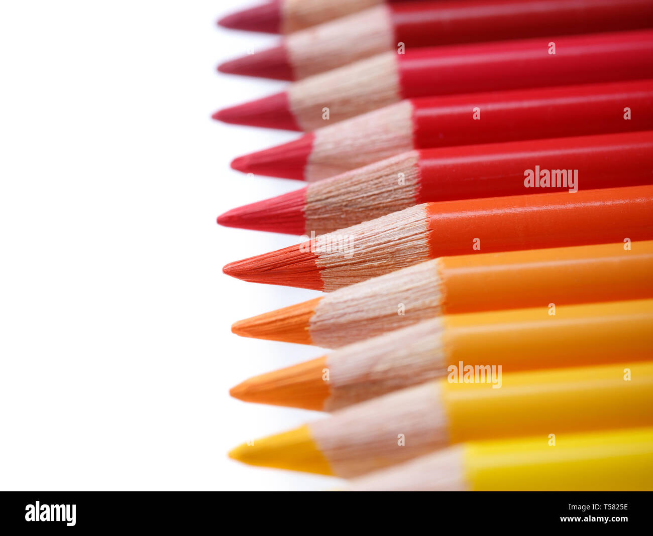 Crayons de couleur dans une rangée, isolé sur blanc, 6 peu profondes Banque D'Images