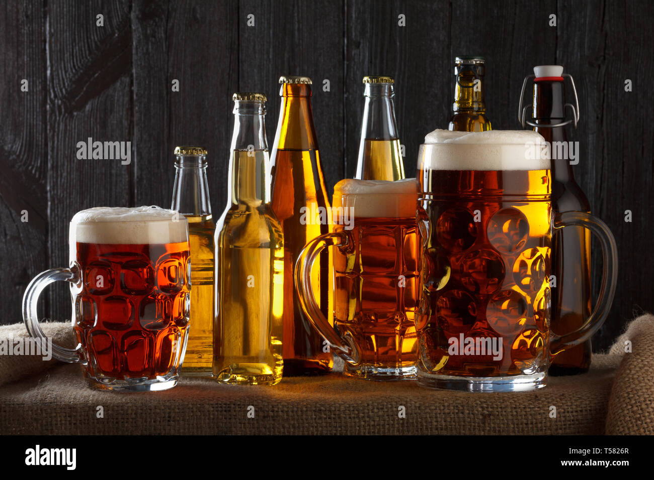 Assortiment de verres sur la table avec de la toile de jute, tissu de fond en bois foncé Banque D'Images