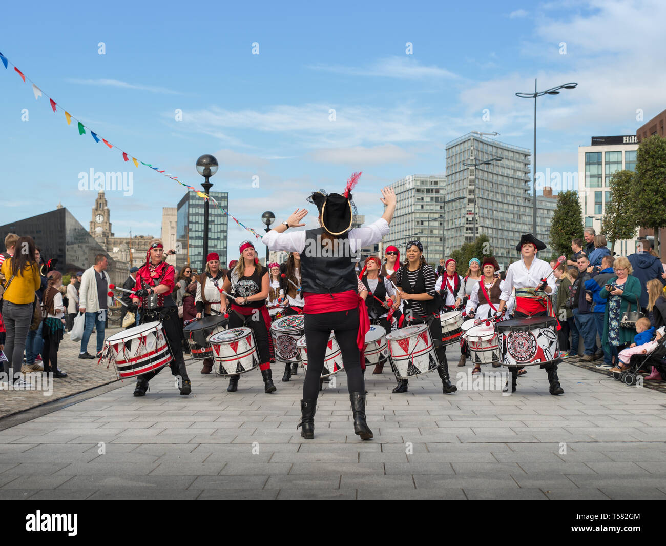 Batala Samba Band à la Mersey Liverpool Festival Pirate Banque D'Images