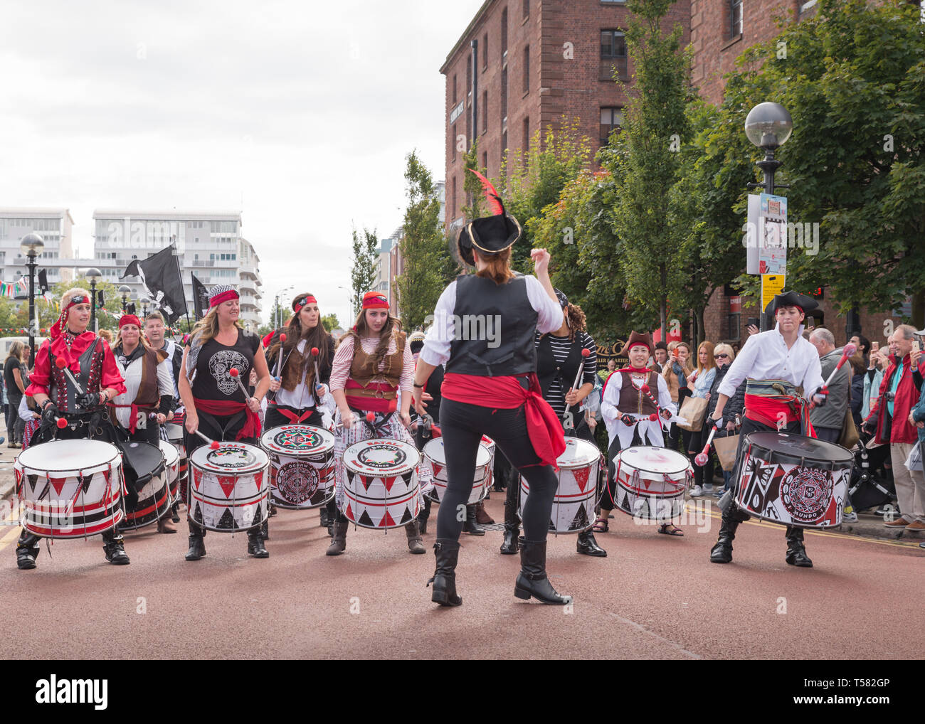 Batala Samba Band à la Mersey Liverpool Festival Pirate Banque D'Images