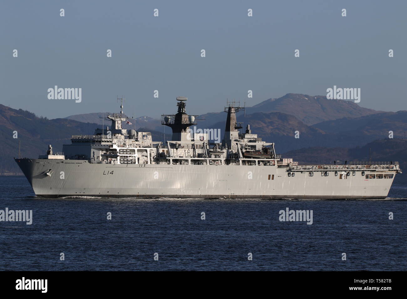 L'Albion (L14), une classe d'Albion de débarquement amphibie exploités par la Marine royale, passant Gourock au début de l'exercice Joint Warrior 19-1. Banque D'Images