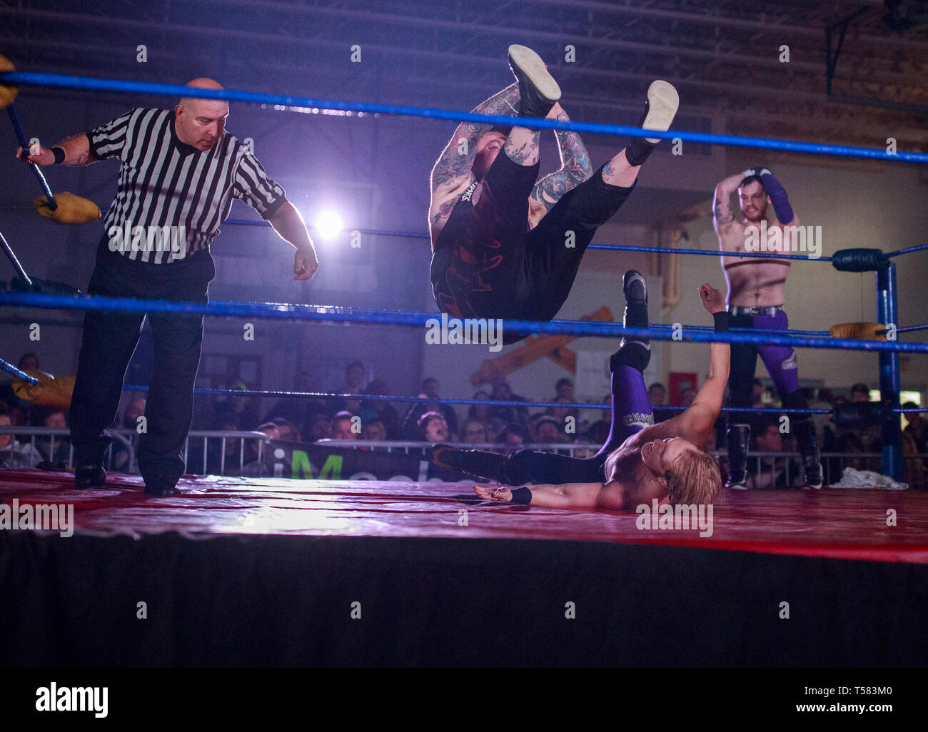 Les Carnies prendre sur l'injection létale lors d'Épreuve de Rival Pro Wrestling, samedi, 20 avril 2019, à l'armurerie de la Garde nationale dans la région de Bloomington, Ind. Banque D'Images