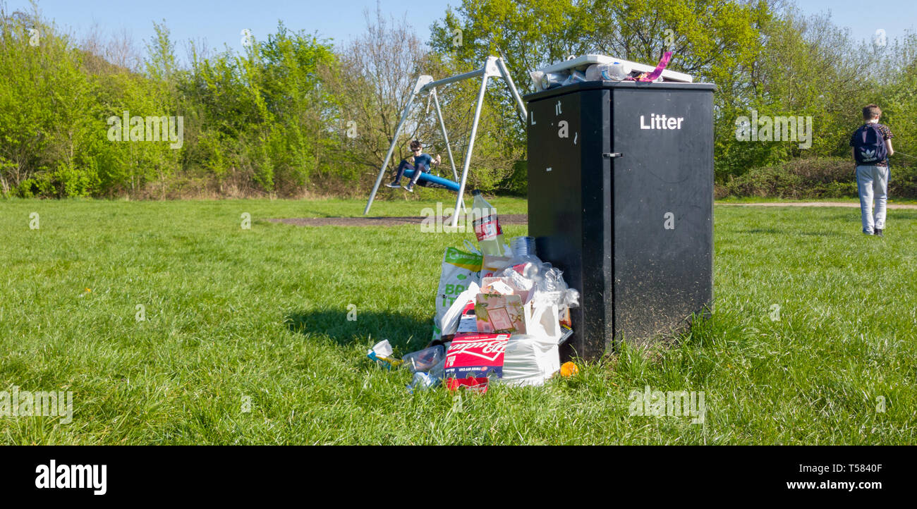 Les poubelles débordent dans un parc avec jeux pour enfants de pays Photo  Stock - Alamy