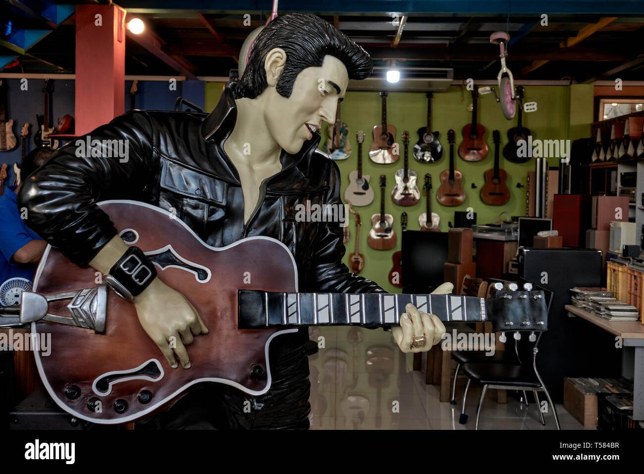 Guitar shop doté d''une statue d'Elvis Presley à la guitare. La Thaïlande Asie du sud-est Banque D'Images