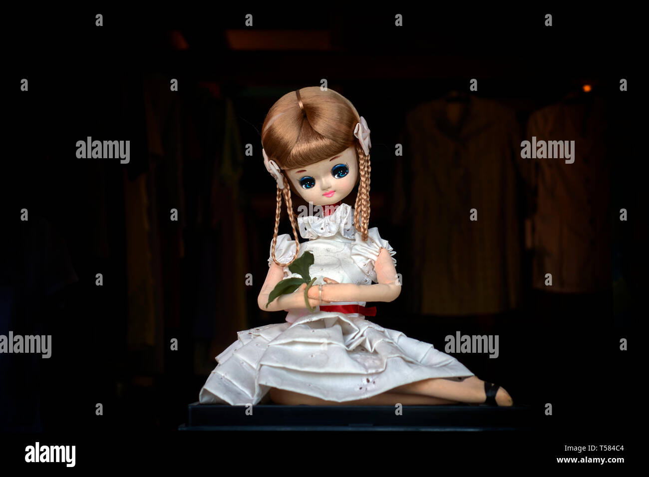 Poupée. Jolie poupée figure d'une jeune fille aux cheveux tressés Photo  Stock - Alamy
