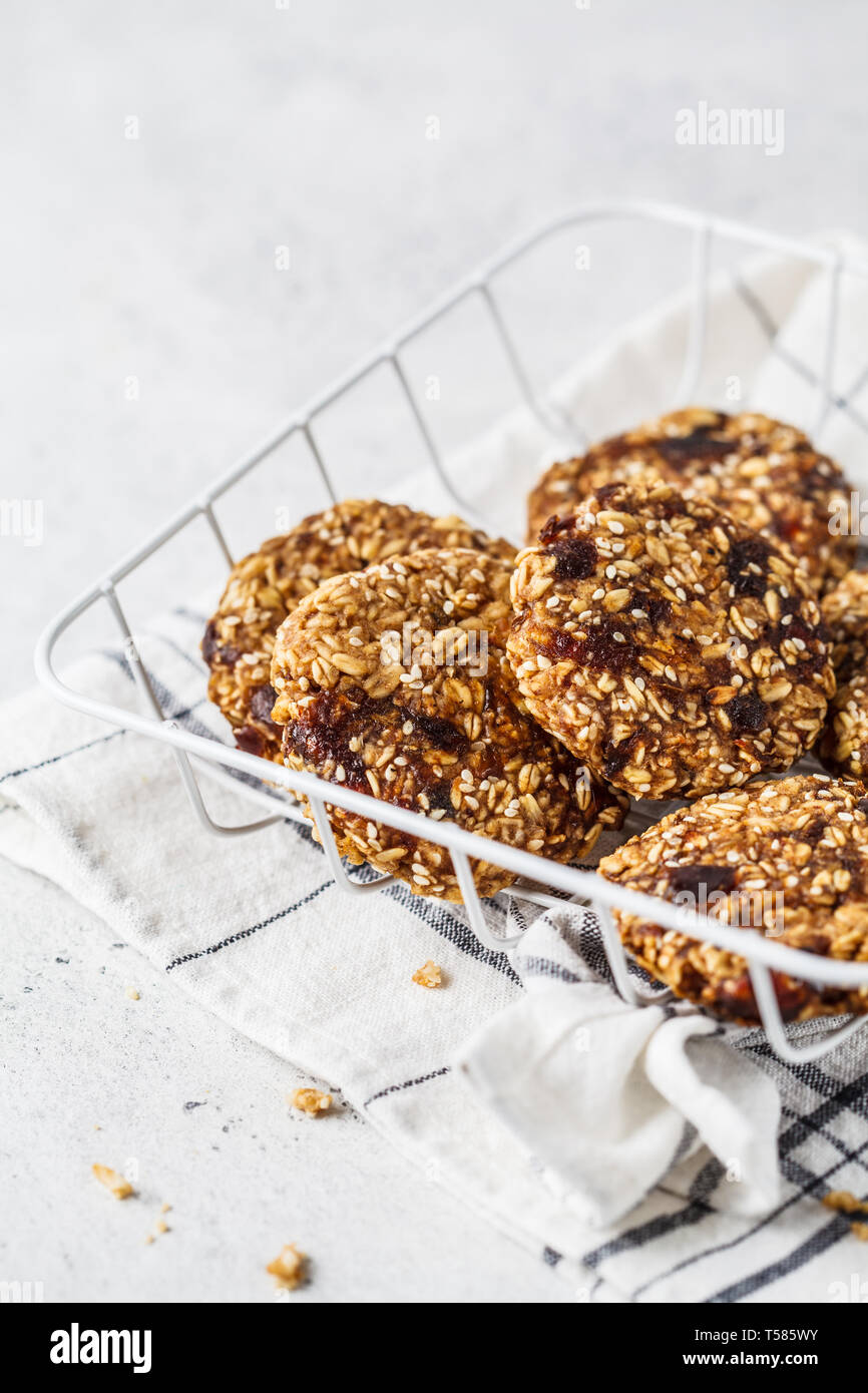 L'avoine vegan cookies au sésame. Concept alimentaire végétarien sain. Banque D'Images