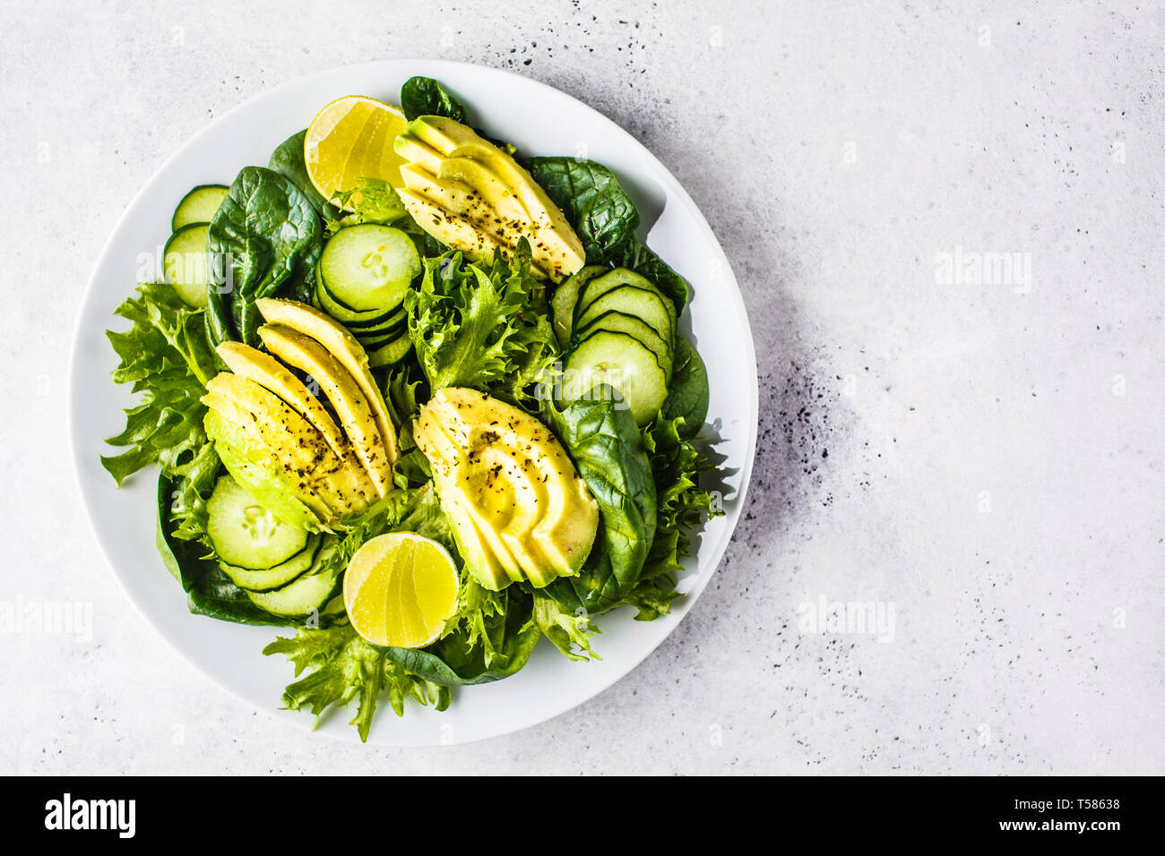 Salade de concombre et d'avocat vert dans une assiette blanche. Menu Detox,  végétaliens, régime alimentaire à base de plantes Photo Stock - Alamy