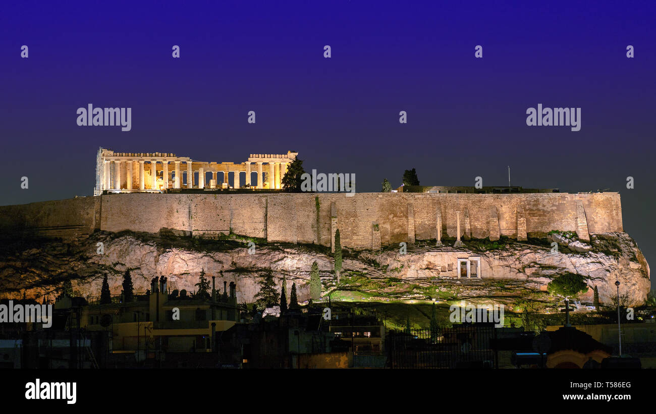 Vue de la nuit de l'acropole d'Athènes, Grèce, avec le temple du Parthénon Banque D'Images