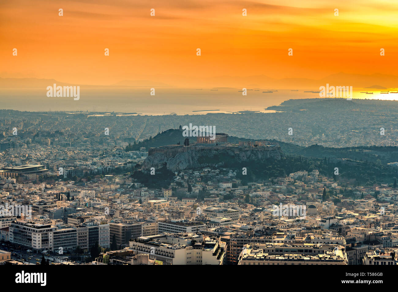 Vue du coucher de soleil d'Athènes et l'Acropole avec le Parthénon, Athènes, Grèce. Banque D'Images