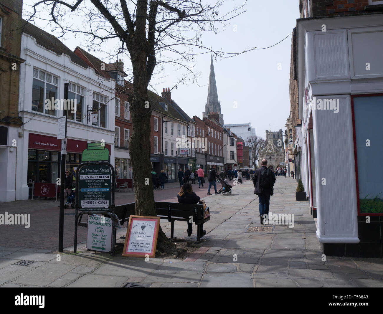 Afficher le long de la rue de l'est occupé vers la célèbre cathédrale et de la Croix du marché Chichester West Sussex England UK Banque D'Images