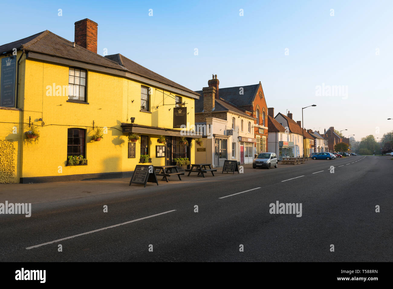 Long Melford, Suffolk, UK vue du The Crown Inn dans Hall Street - la rue principale qui traverse le village de Long Melford, Suffolk, Angleterre, RU Banque D'Images