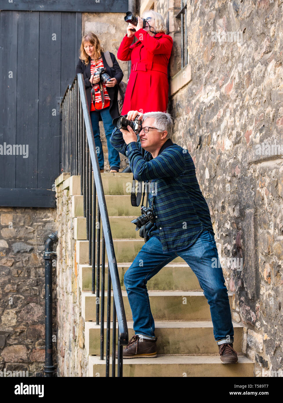 En prenant des photos des photographes film Outlander emplacement, boulangerie à proximité, Royal Mile, Édimbourg, Écosse, Royaume-Uni Banque D'Images