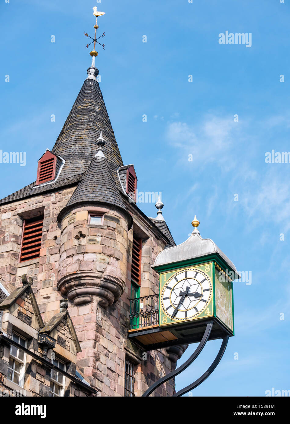 16ème siècle ancien péage Canongate réveil, Royal Mile, Édimbourg, Écosse, Royaume-Uni maintenant des Story Museum, clocher et réveil contre le ciel bleu Banque D'Images