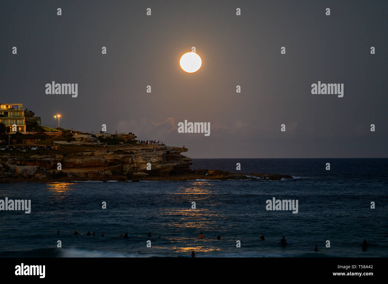 Pleine lune s'élève au-dessus de Bondi Beach, Sydney, Australie Banque D'Images