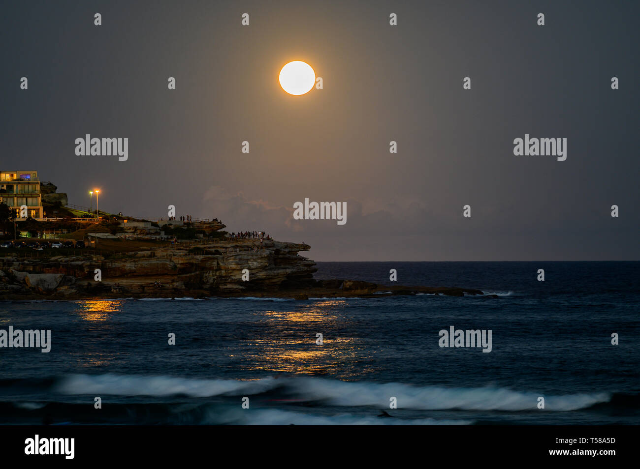 Pleine lune s'élève au-dessus de Bondi Beach, Sydney, Australie Banque D'Images