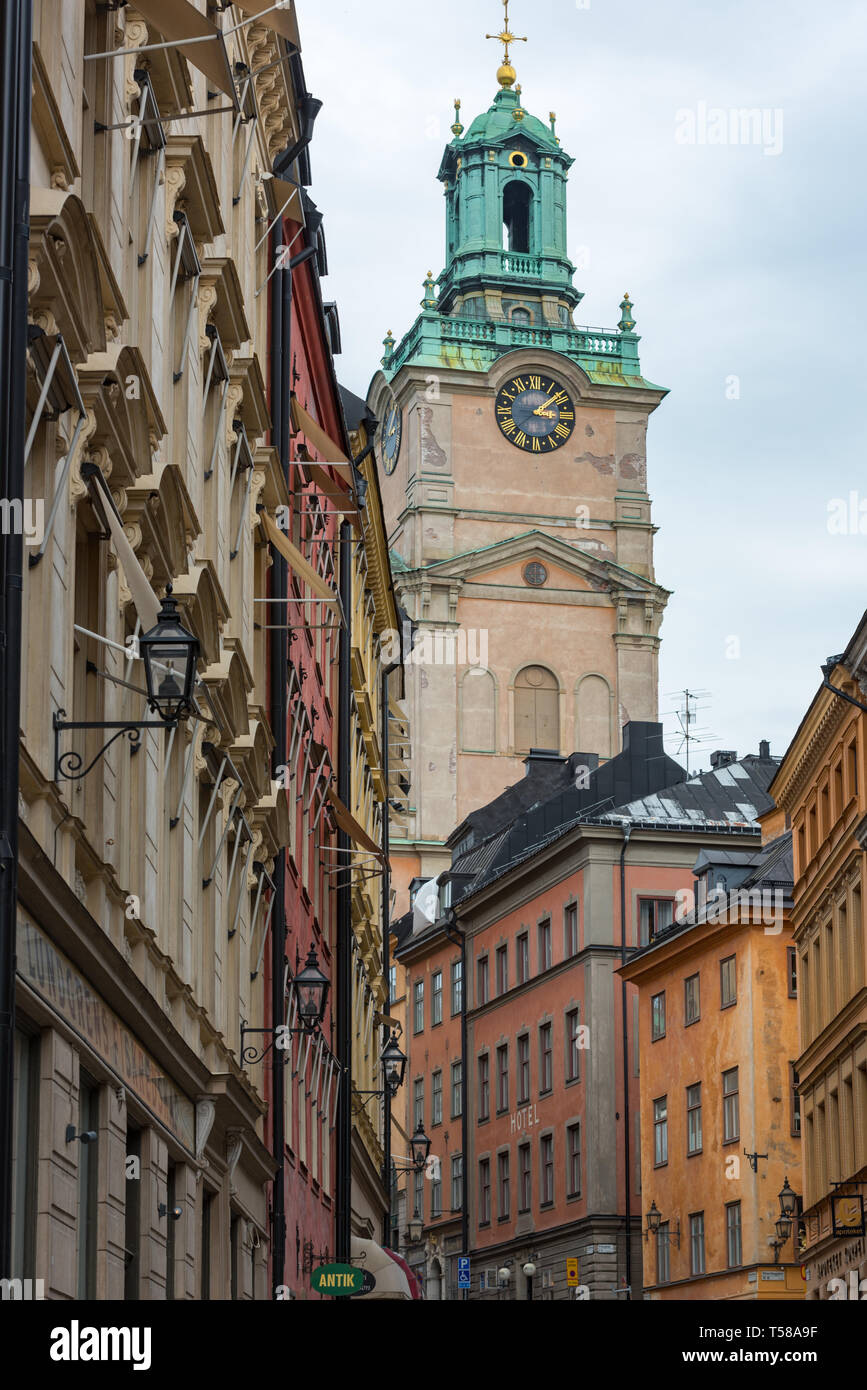 Les tour de Storkyrkan s'élève au-dessus des bâtiments colorés de Gamla Stan's de façon descriptive nommé Storkyrkobrinken (Grande Église pente) Banque D'Images