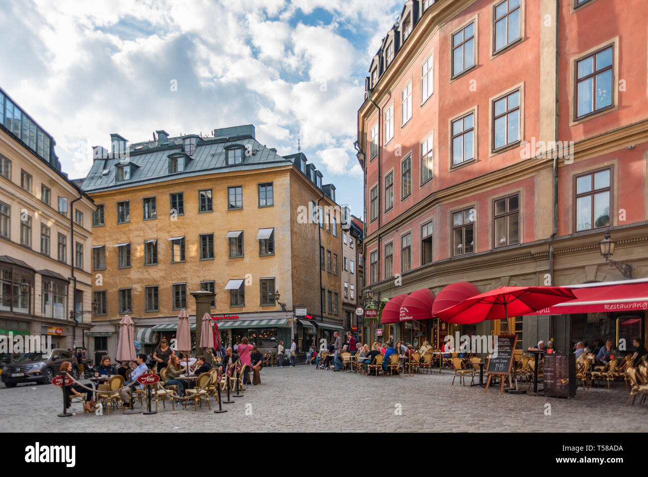 Les touristes et habitants de profiter de la fin de l'après-midi ensoleillé de la place Järntorget (fer) une petite place publique pavées à Gamla stan Banque D'Images