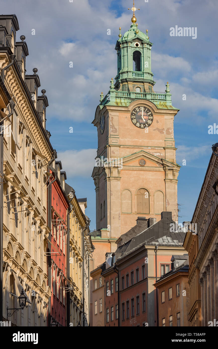 Les tour de Storkyrkan s'élève au-dessus des bâtiments colorés de Gamla Stan's de façon descriptive nommé Storkyrkobrinken (Grande Église pente) Banque D'Images