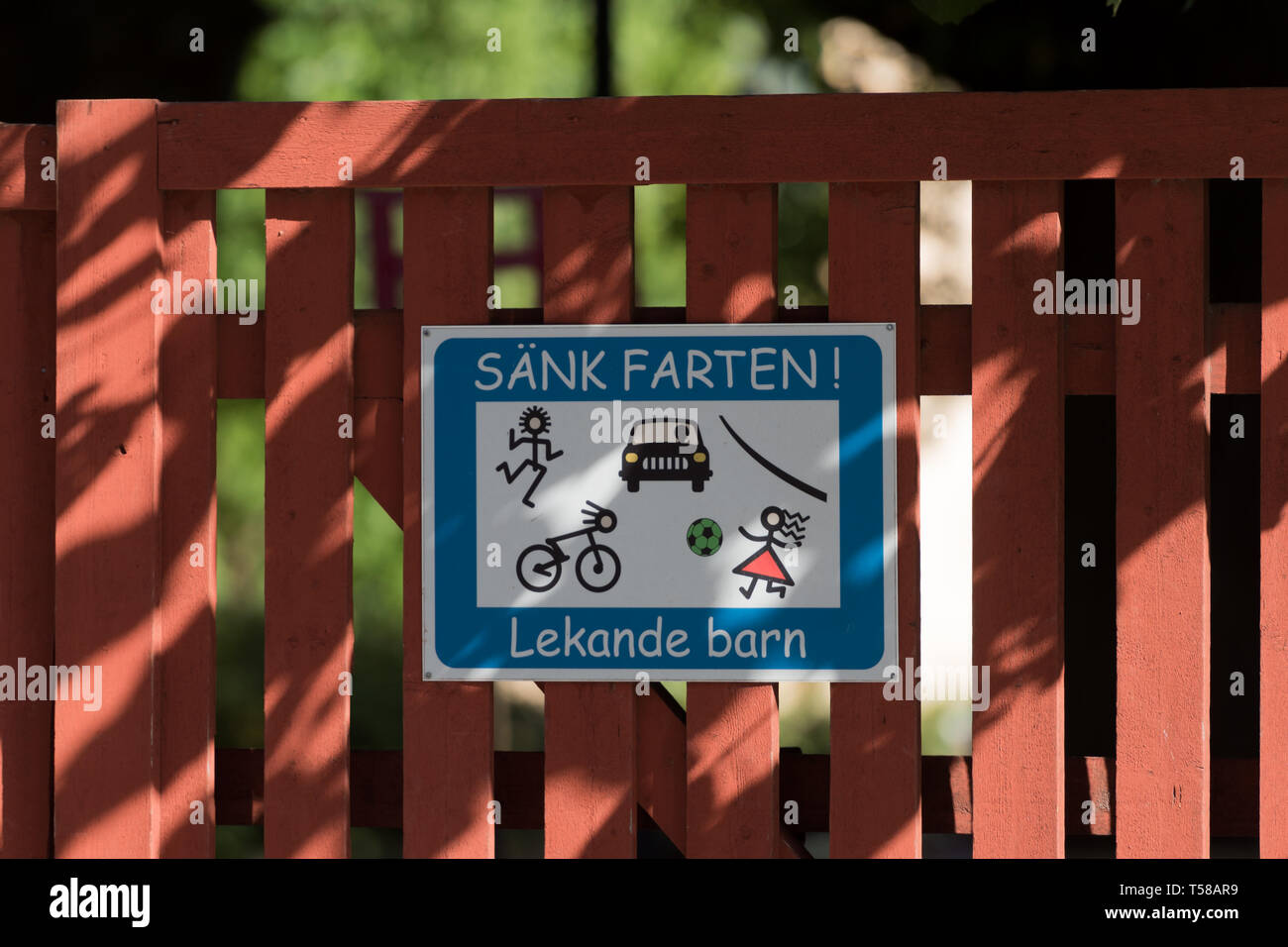 Un panneau d'avertissement sur une porte de dire aux automobilistes de ralentir' près d'un parc de jeux pour enfants dans la région de Södermalm, à Stockholm Banque D'Images