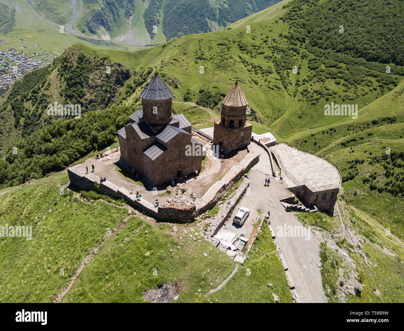 Vue aérienne de l'église de trinité Gergeti ou Tsminda Sameba, Église sainte trinité Gergeti près du village d'en Géorgie, sous le mont Kazbegi, Géorgie Banque D'Images