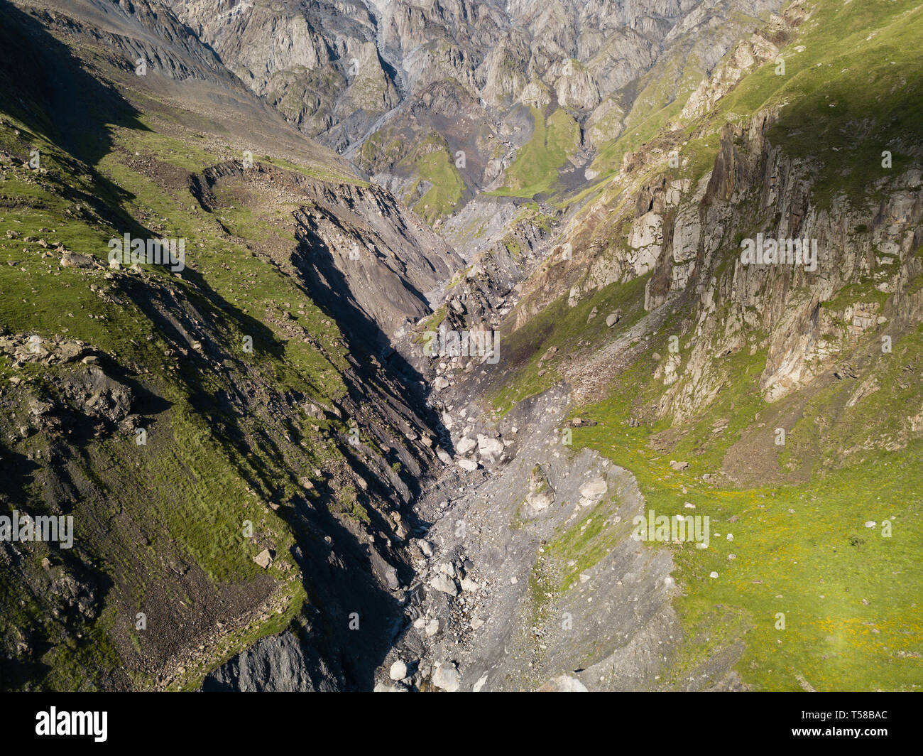 Vue aérienne du drone pour les montagnes avec fracture et ravin près de mountain Kazbegi en Géorgie, Stepantsminda village Banque D'Images